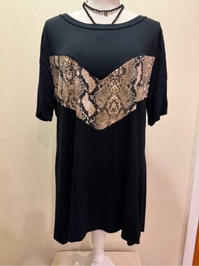 NWT CREAM N SUGAR Black Short-Sleeve Tunic with Snake-Print Accent